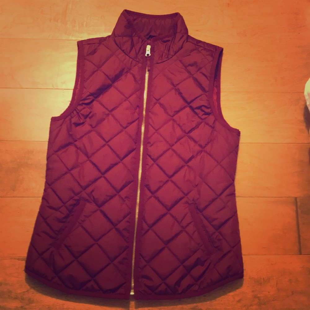 Stylish burgundy puffy vest!